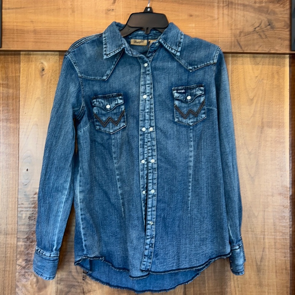 Wrangler denim pearl snap shirt size medium
